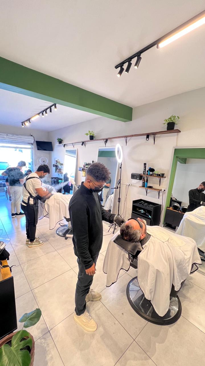Atendimento na Randi Barbearia Visagista em Curitiba